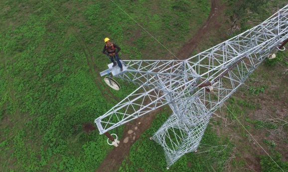 Tendido de líneas de transmisión en torres eléctricas - Edemco